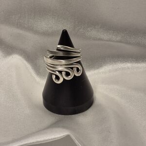 Elegant & Casual Sterling Silver Swirl Ring. Marked 925 (Hard To See)  Sz 6.5